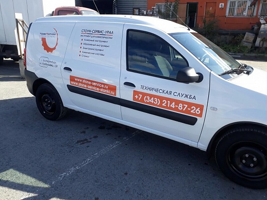 Реклама на автомобиле лада ларгус для СТОУН-СЕРВИС