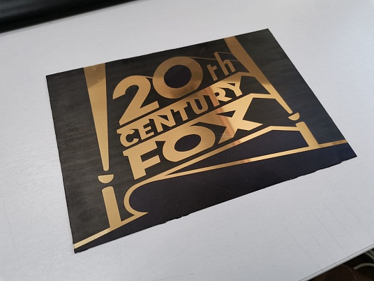 Табличка из металла с золотым зеркальным покрытием и УФ печатью