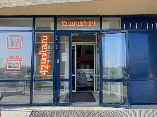 Оформление витрин магазина рекламными наклейками