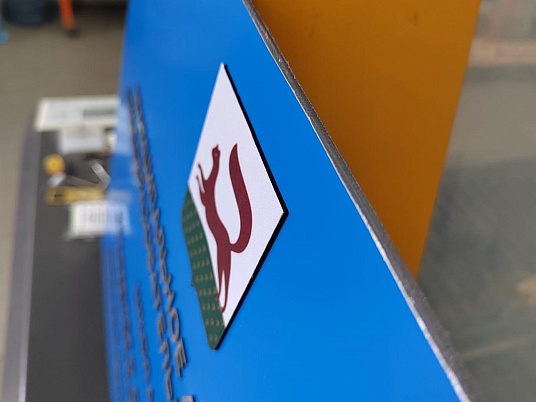 Табличка с объемными буквами