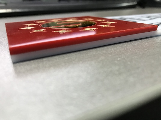 Многослойные таблички из оргстекла