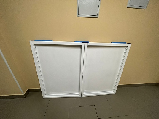 Магнитный информационный стенд с дверцами на замке 