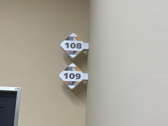 Торцевые таблички. Монтируются перпендикулярно стене.