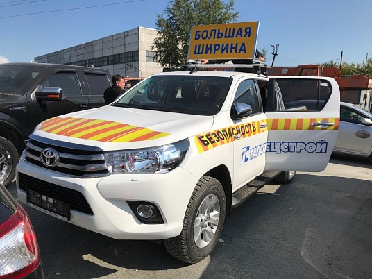 Брендирование автомобилей сопровождения прикрытия под ключ