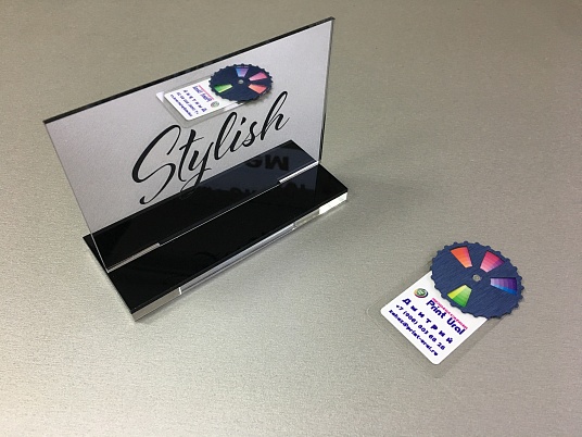 Изготовление настольных табличек из акрилового стекла