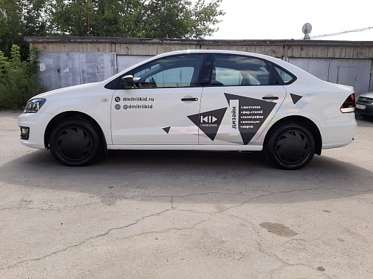 Реклама на автомобиль из голографической пленки