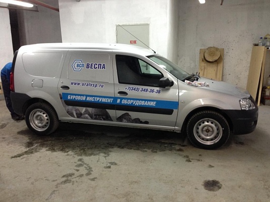 Брендирование автомобиля компании "Веспа"