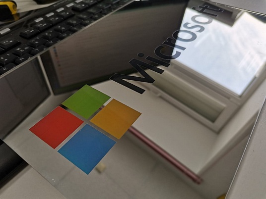 Зеркальная табличка с гравировкой и УФ печатью