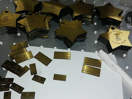  Лазерная резка двухслойного пластика