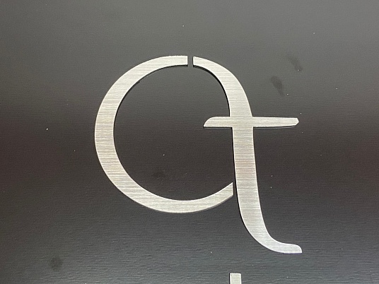 Табличка с объемными буквами