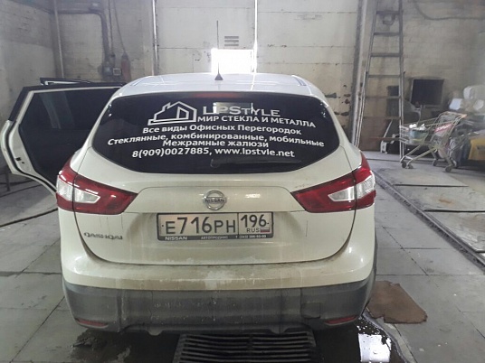 Реклама на заднее стекло автомобиля