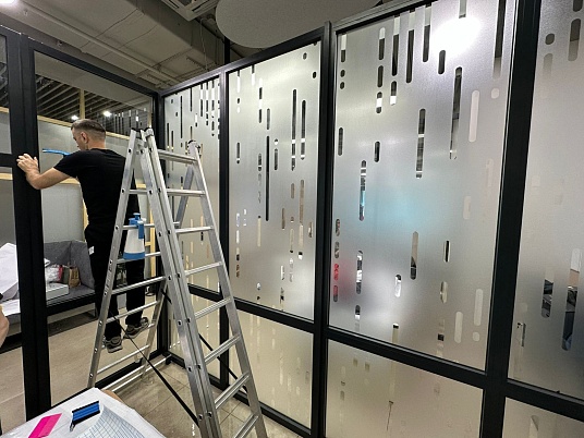 Брендирование офисных перегородок